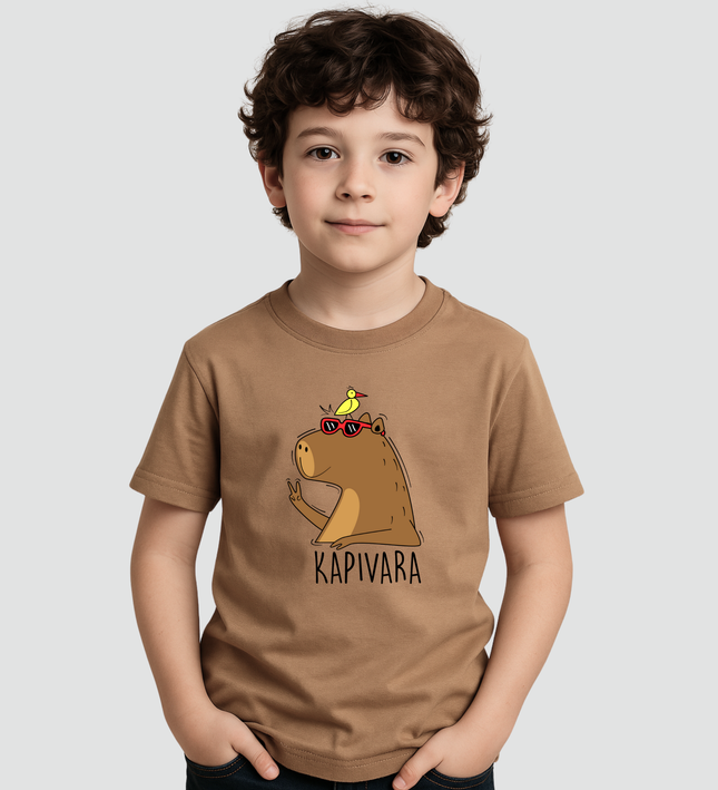 menino usando camiseta infantil capivara paz e amor marrom