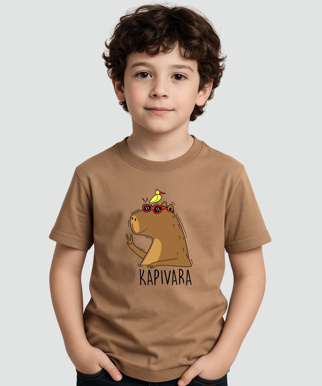 menino usando camiseta infantil capivara paz e amor marrom