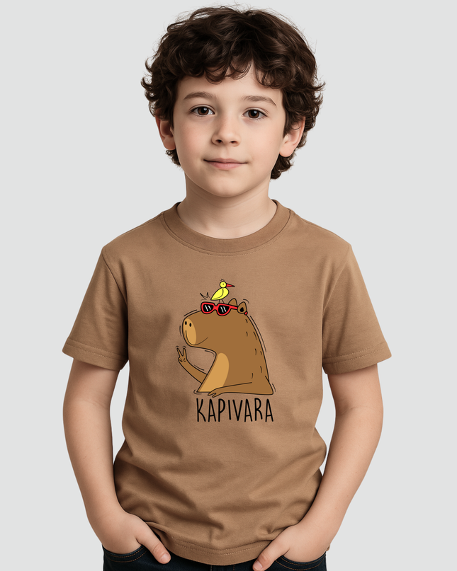 menino usando camiseta infantil capivara paz e amor marrom