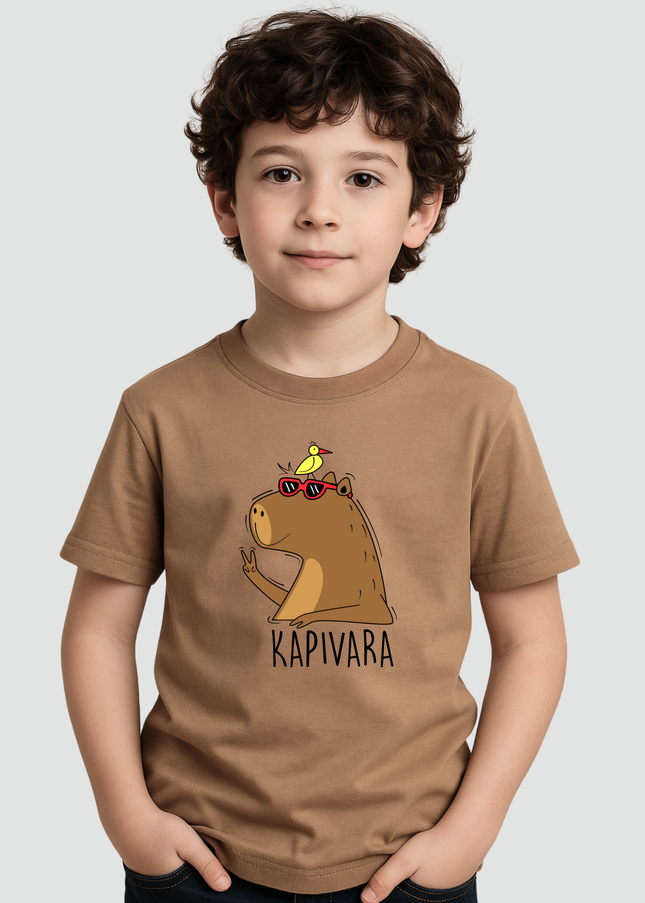menino usando camiseta infantil capivara paz e amor marrom