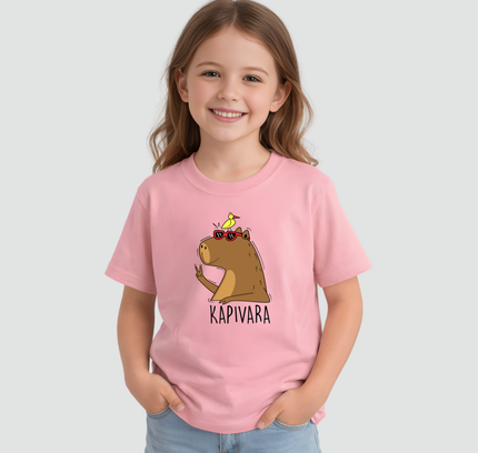 menina usando camiseta capivara rosa paz e amor