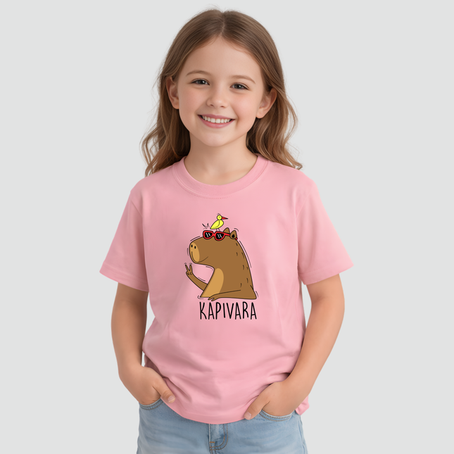 menina usando camiseta capivara rosa paz e amor