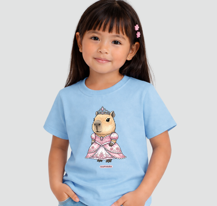 Menina usando camiseta infantil azul com estampa capivara princesa
