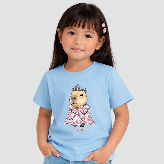 Menina usando camiseta infantil azul com estampa capivara princesa