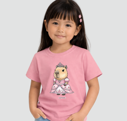 Menina usando camiseta infantil rosa com estampa capivara princesa