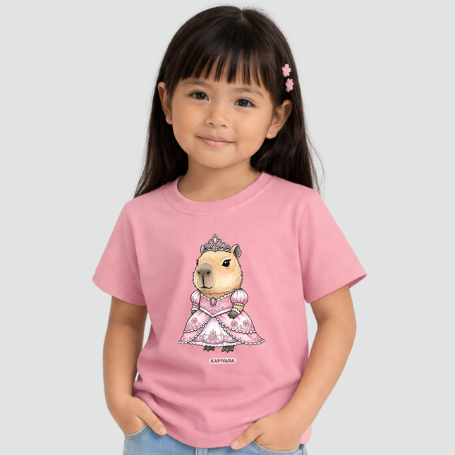 Menina usando camiseta infantil rosa com estampa capivara princesa