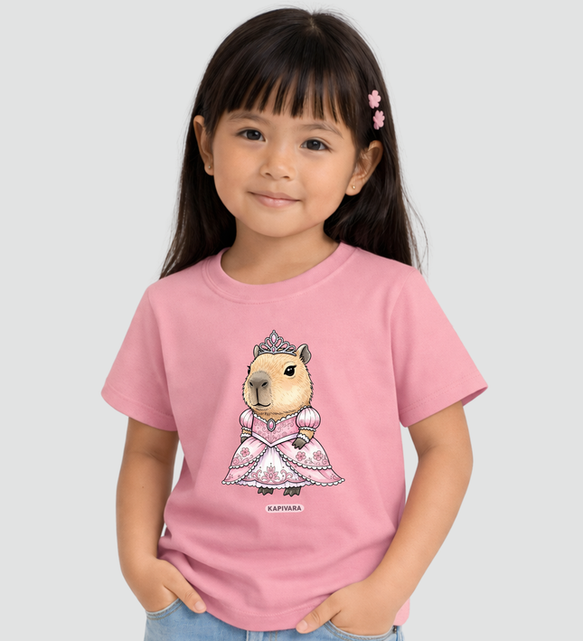 Menina usando camiseta infantil rosa com estampa capivara princesa