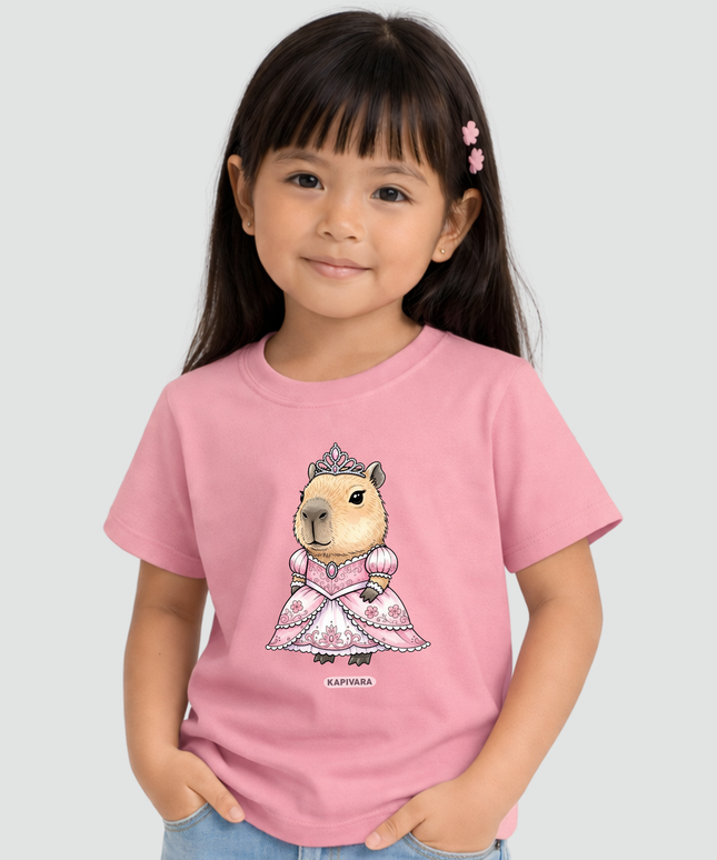 Menina usando camiseta infantil rosa com estampa capivara princesa
