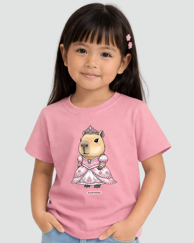 Menina usando camiseta infantil rosa com estampa capivara princesa