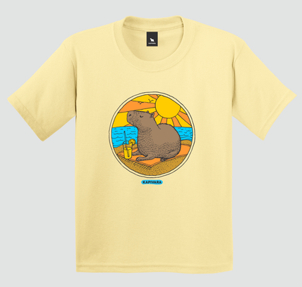 Camiseta infantil amarela com estampa de capivara na praia com sol e mar