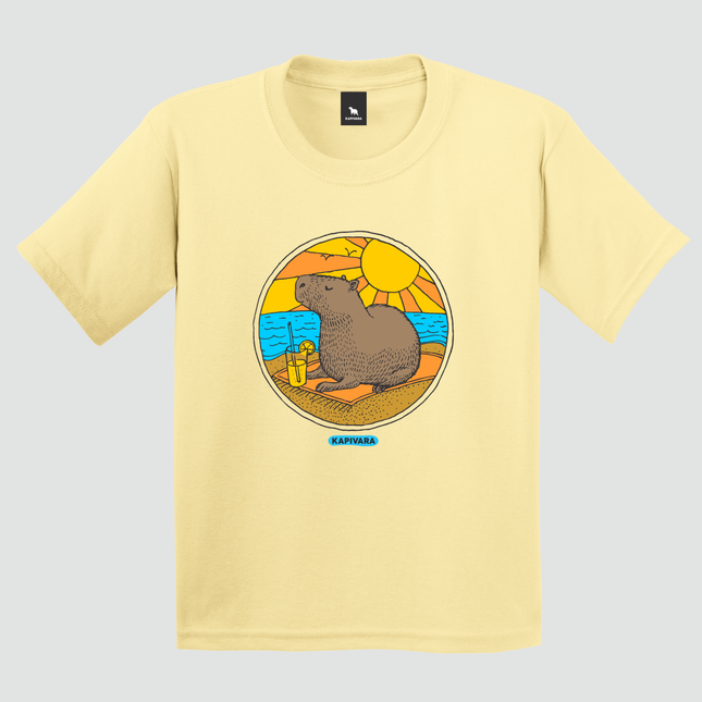 Camiseta infantil amarela com estampa de capivara na praia com sol e mar