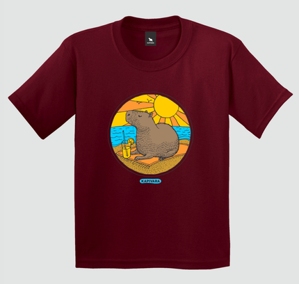 Camiseta infantil bordô com estampa de capivara na praia com sol e mar