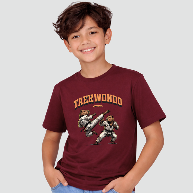 menino usando camiseta infantil capivara taekwondo bordo