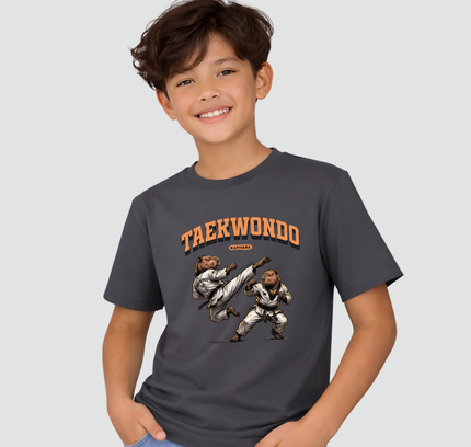 menino usando camiseta infantil capivara taekwondo cinza