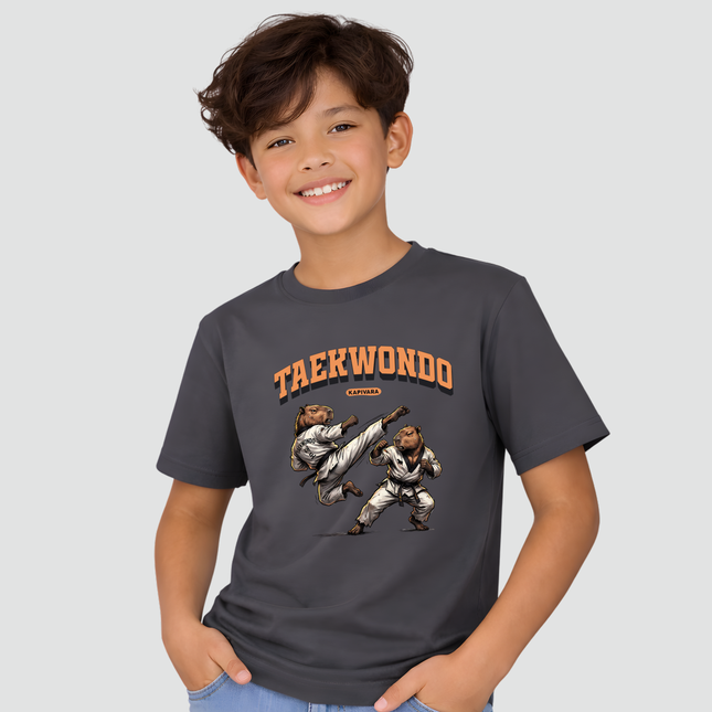 menino usando camiseta infantil capivara taekwondo cinza