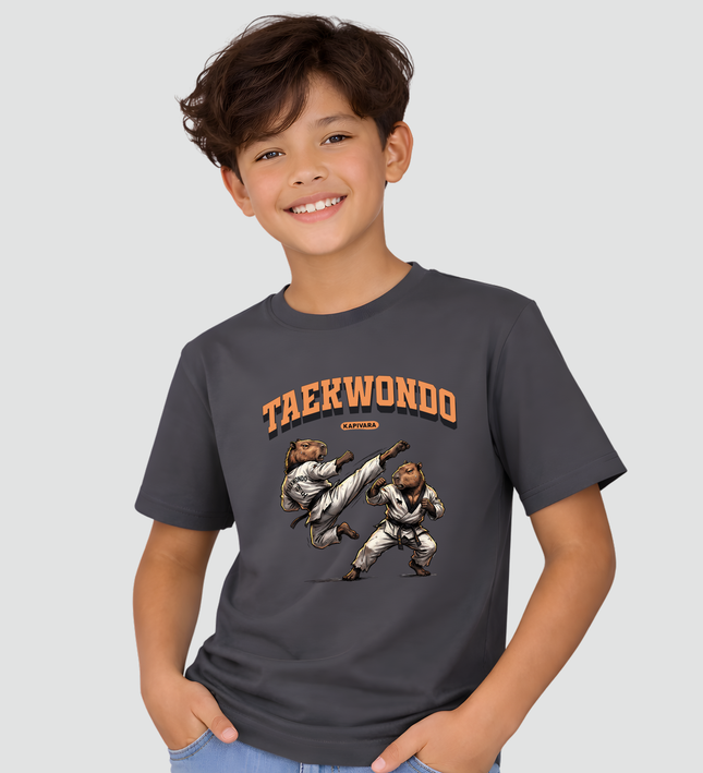 menino usando camiseta infantil capivara taekwondo cinza