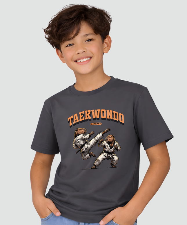 menino usando camiseta infantil capivara taekwondo cinza