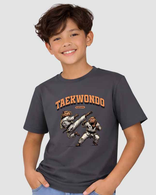 menino usando camiseta infantil capivara taekwondo cinza