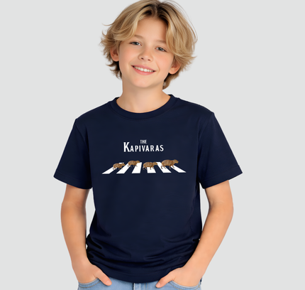 menino usando camiseta infantil azul marinho capivara the kapivaras