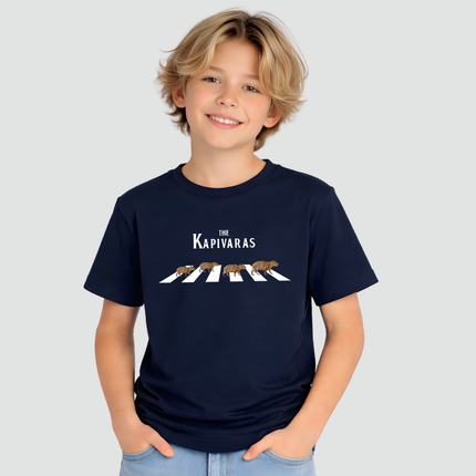 menino usando camiseta infantil azul marinho capivara the kapivaras