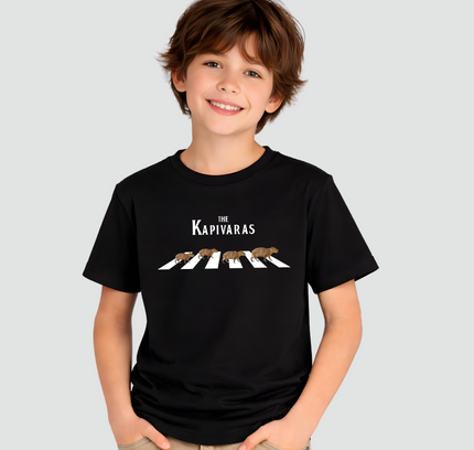 menino usando camiseta infantil preta capivara the kapivaras