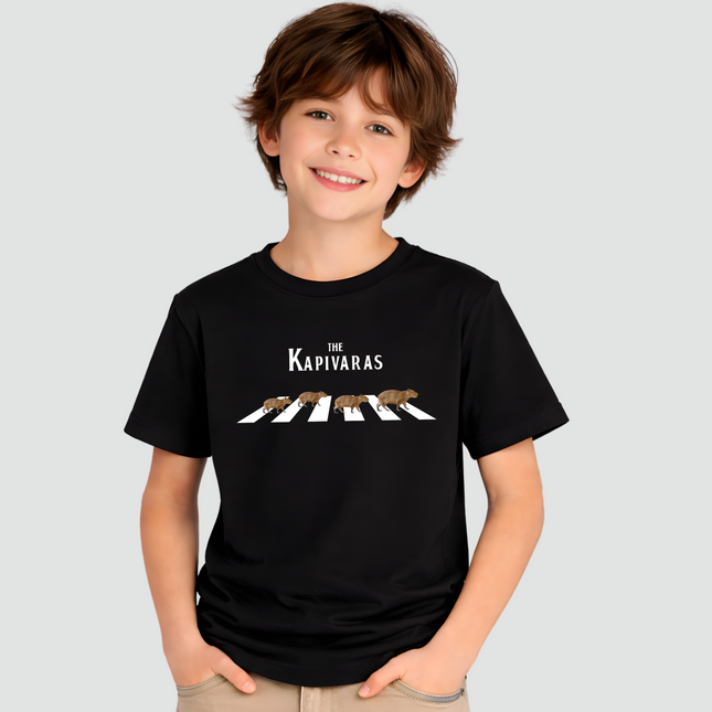 menino usando camiseta infantil preta capivara the kapivaras