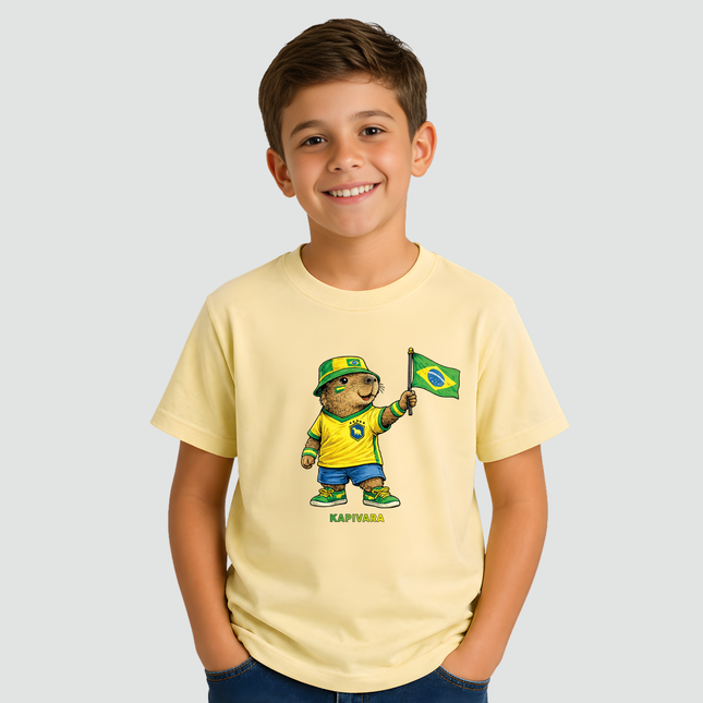 Menino usando camiseta infantil Capivara Torcedora Brasil Copa amarela com estampa de capivara segurando bandeira do Brasil