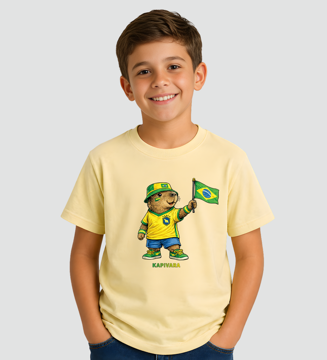 Menino usando camiseta infantil Capivara Torcedora Brasil Copa amarela com estampa de capivara segurando bandeira do Brasil