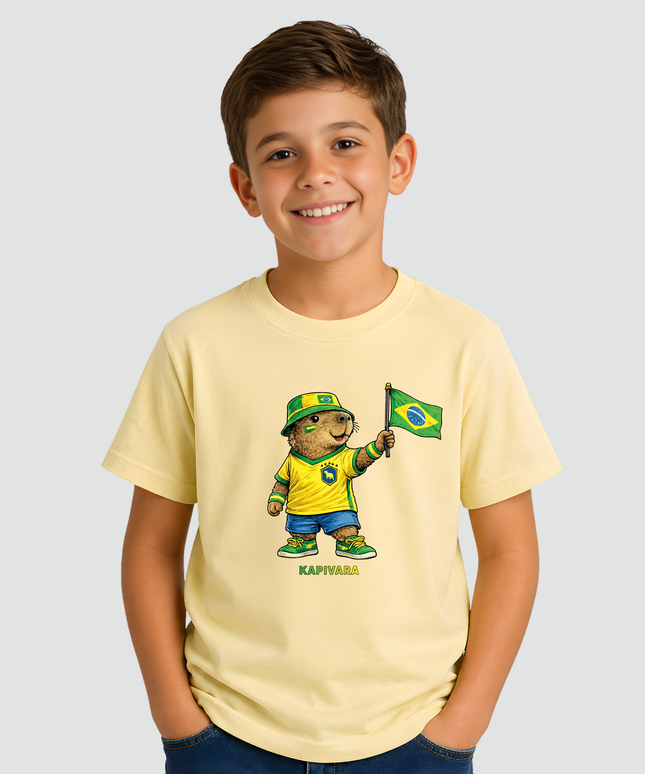 Menino usando camiseta infantil Capivara Torcedora Brasil Copa amarela com estampa de capivara segurando bandeira do Brasil