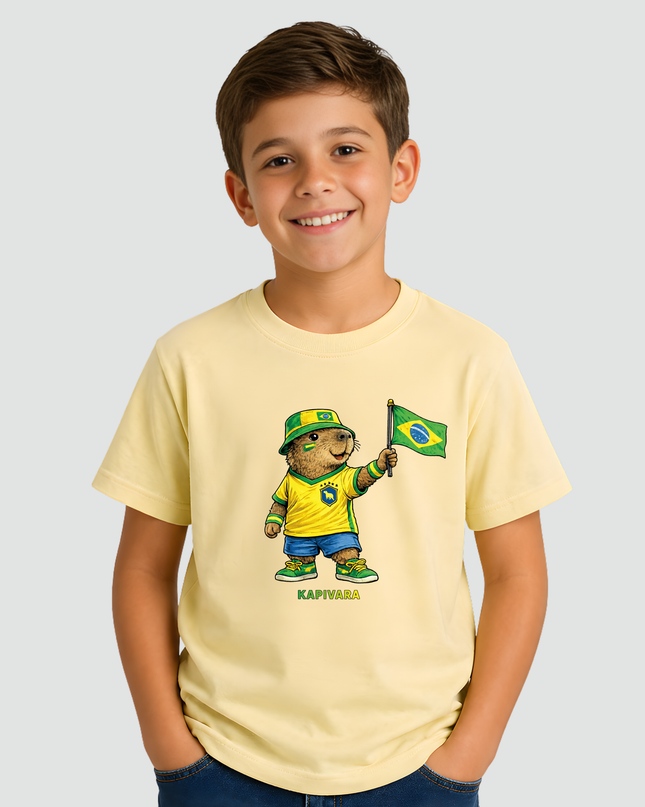 Menino usando camiseta infantil Capivara Torcedora Brasil Copa amarela com estampa de capivara segurando bandeira do Brasil