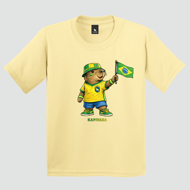 Camiseta infantil Capivara Torcedora Brasil Copa amarela com estampa de capivara segurando bandeira do Brasil