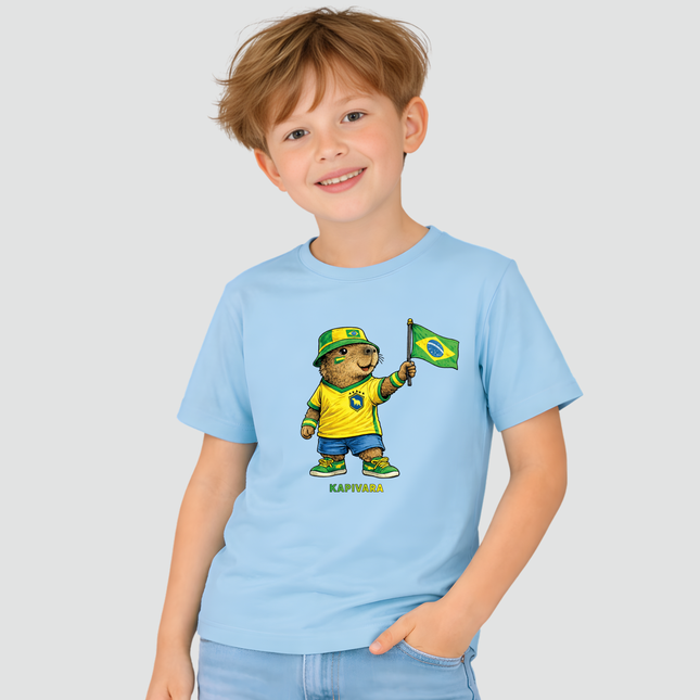 Menino usando camiseta infantil Capivara Torcedora Brasil Copa azul com estampa de capivara segurando bandeira do Brasil