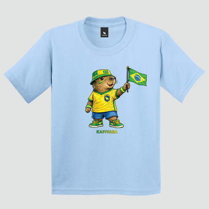 Camiseta infantil Capivara Torcedora Brasil Copa azul com estampa de capivara segurando bandeira do Brasil