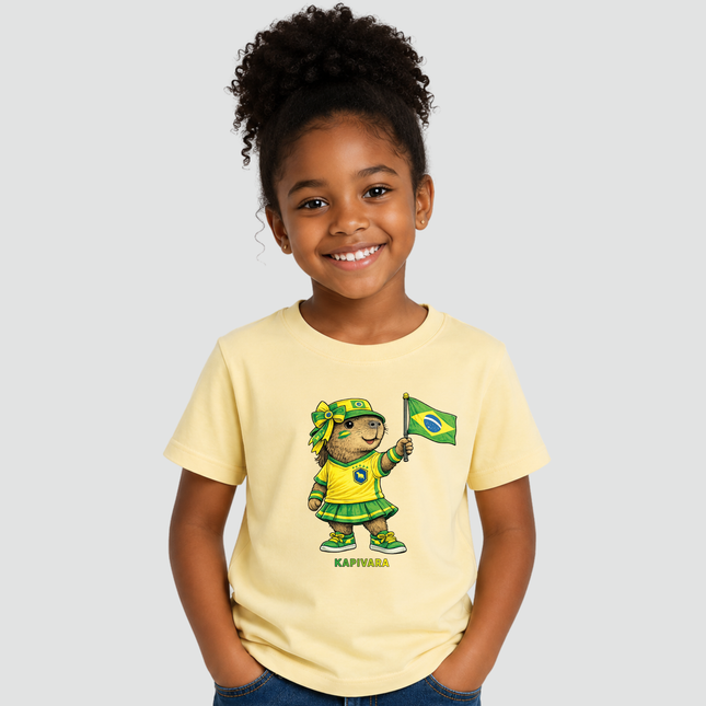 Menina usando camiseta infantil Capivara Torcedora Brasil Copa amarela com estampa de capivara segurando bandeira do Brasil