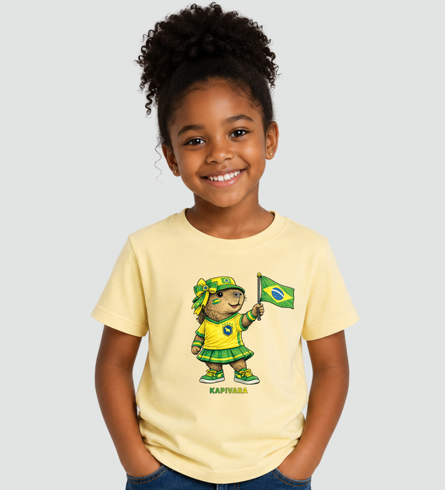 Menina usando camiseta infantil Capivara Torcedora Brasil Copa amarela com estampa de capivara segurando bandeira do Brasil