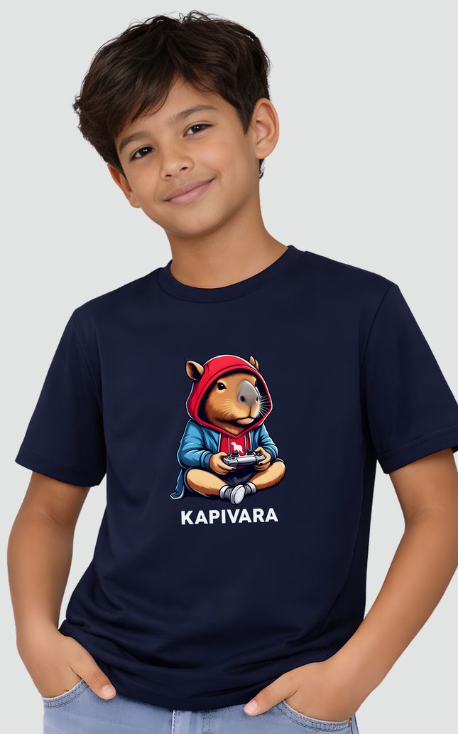 menino usando camiseta capivara videogame azul marinho