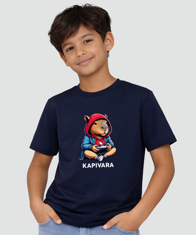 menino usando camiseta capivara videogame azul marinho