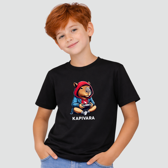 menino usando camiseta capivara videogame preta