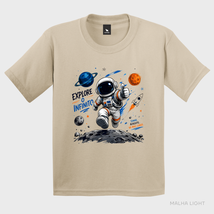 Camiseta infantil areia Malha Light com estampa astronauta Explore o Infinito