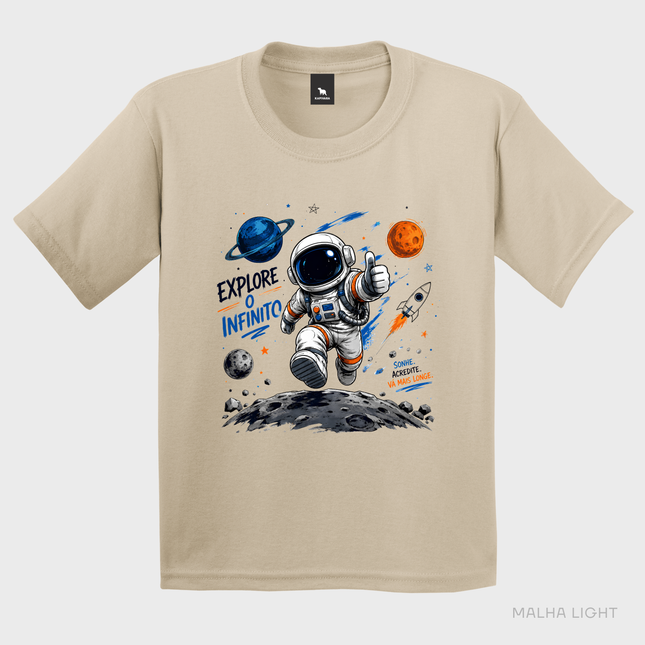 Camiseta infantil areia Malha Light com estampa astronauta Explore o Infinito