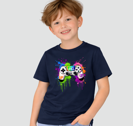 menino usando camiseta infantil gamer level up azul marinho