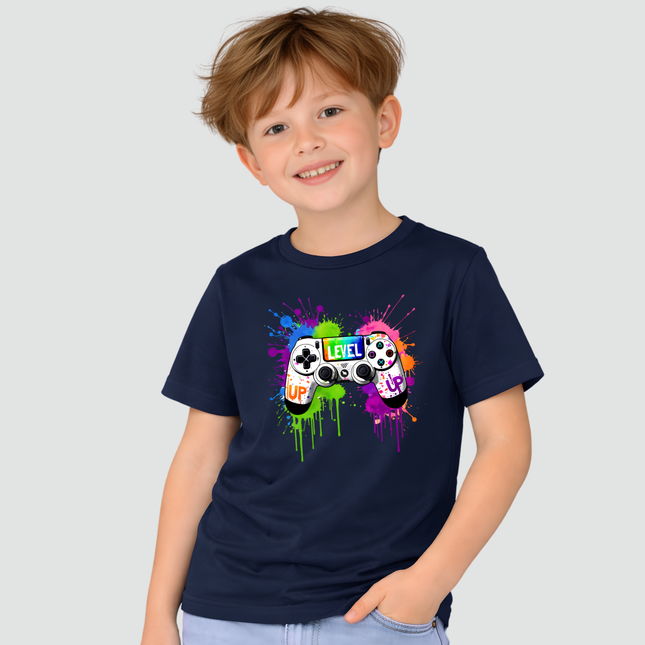 menino usando camiseta infantil gamer level up azul marinho