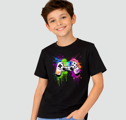 menino usando camiseta infantil gamer level up controle colorido preta