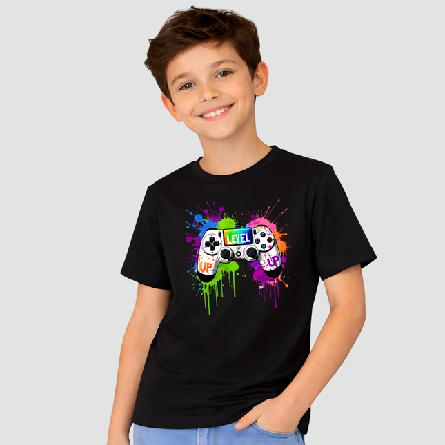 menino usando camiseta infantil gamer level up controle colorido preta