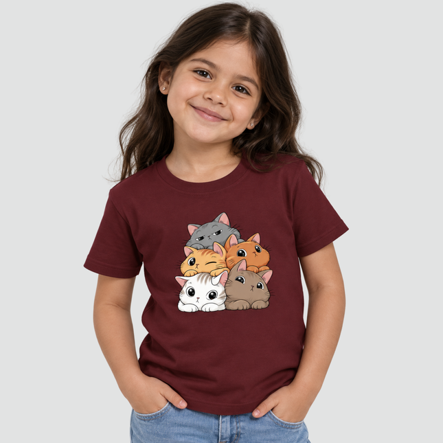 Menina usando Camiseta Infantil Gatinhos Fofinhos bordô