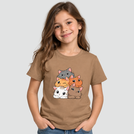 Menina usando Camiseta Infantil Gatinhos Fofinhos caramelo