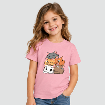 Menina usando Camiseta Infantil Gatinhos Fofinhos rosa