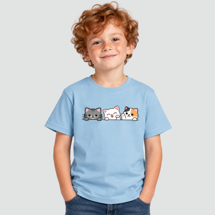 Menino usando camiseta infantil Gatinhos Fofos na cor azul-claro
