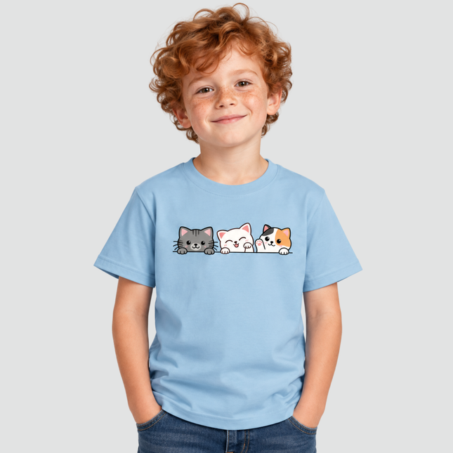 Menino usando camiseta infantil Gatinhos Fofos na cor azul-claro