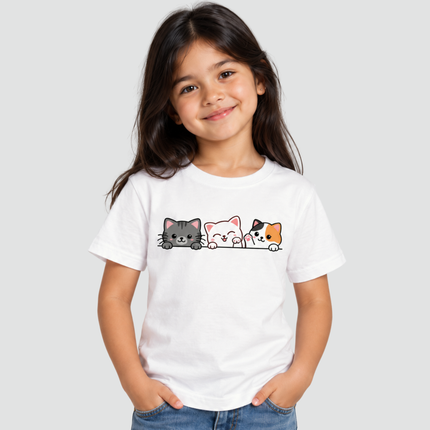 Menina usando camiseta infantil Gatinhos Fofos na cor branca